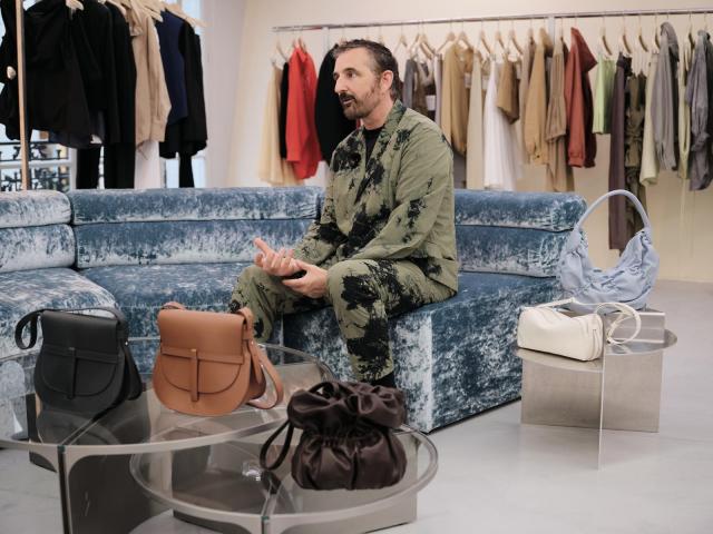 페르난도 보나스트레가 자신이 디자인한 타임 시그니처 핸드백 컬렉션에 대해 설명하고 있다사진한섬