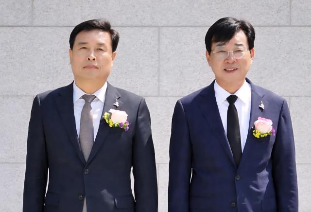 장흥군수 선거에 출마했던 왕윤채 예비후보왼쪽가 김성 예비후보오른쪽에 대한 지지를 공식 선언하며 지역 정치권의 관심이 집중되고 있다사진김성 예비후보 캠프