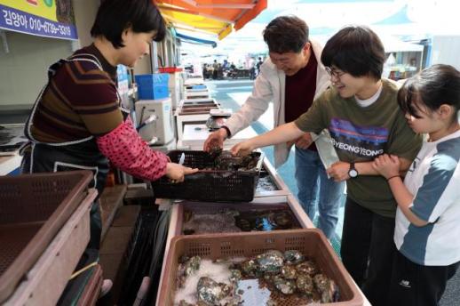 마량놀토수산시장 개장, 봄바람 타고 관광객 북적