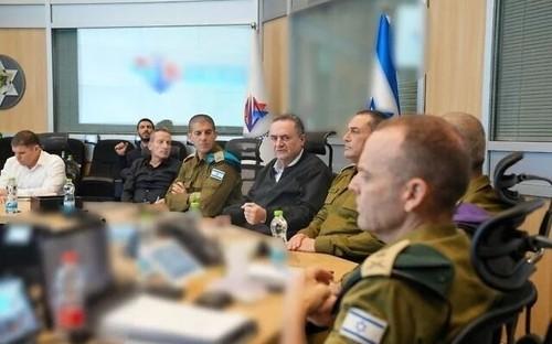 이스라엘 카츠 이스라엘 국방장관가운데이 지난달 27일현지시간 전황평가 회의에서 발언을 하고 있다 사진연합뉴스