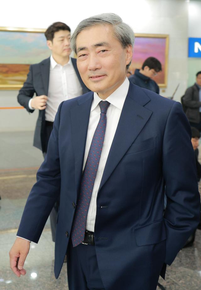 신현송 한국은행 총재 후보자가 31일 오전 서울 중구 한화금융플라자에 마련된 인사청문회 준비 사무실로 출근하고 있다 20260331사진유대길 기자 dbeorlf123ajunewscom