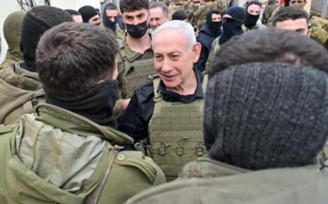 베냐민 네타냐후 이스라엘 총리가 13일현지시간 이스라엘군이 점령·통제 중인 레바논 남부 완충지대를 방문해 둘러보고 있다사진이스라엘 국방부