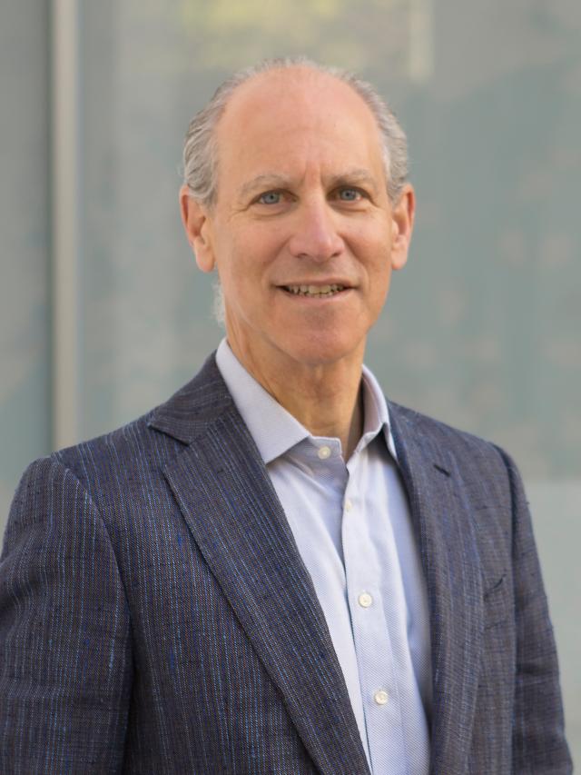 1995년부터 2025년까지 30년간 관장으로 MoMA를 이끌어 온 글레 로리 사진Peter Ross Photo Wikipedia