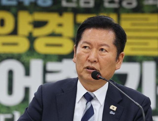 정청래 더불어민주당 대표가 지난 10일 전남 담양농협 본점에서 열린 현장 최고위원회의에서 발언하고 있다 사진연합뉴스 