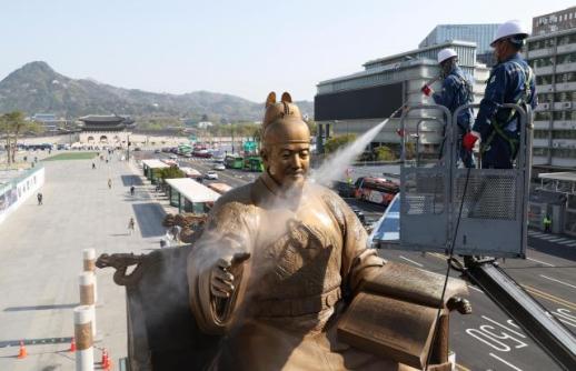 [포토] 세종대왕 동상, 봄맞이 세척작업