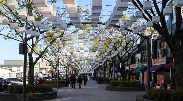 Citizens walk along Wolhwa Street in Gangneung Gangwon Province on April 8 2026 AJP Yoo Na-hyun 20260408