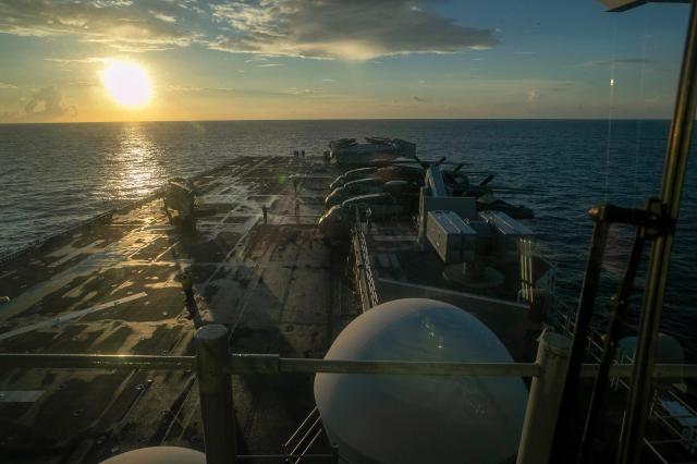 미 중부사령부가 제공한 영상에서 캡처한 이 사진은 2026년 3월 27일 미 해군 상륙강습함 트리폴리함USS Tripoli에서 작전 지역에 도착한 미 해군 장병들과 해병대원들의 모습을 보여준다 미 중부사령부 제공AP연합뉴스