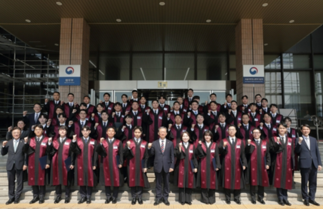 법무부가 지난해 8월 1일 제11회 변호사시험에 합격한 법무관 출신 25명과 경력법조인 24명 등 검사 49명을 신규 임용했다 사진법무부