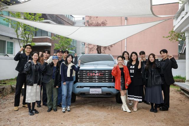 GM 한국사업장이 개최한 크리에이터 파트너십 프로그램 코드 지 미션 X 발대식에서 라이프스타일 크리에이터들이 기념 촬영을 하고 있다사진한국GM