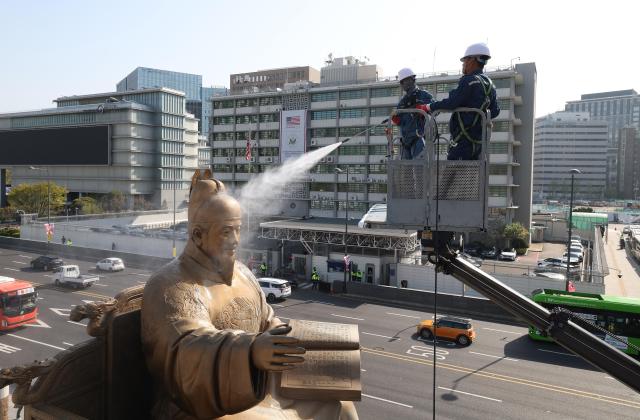 광화문 세종대왕 동상 세척 사진유대길 기자