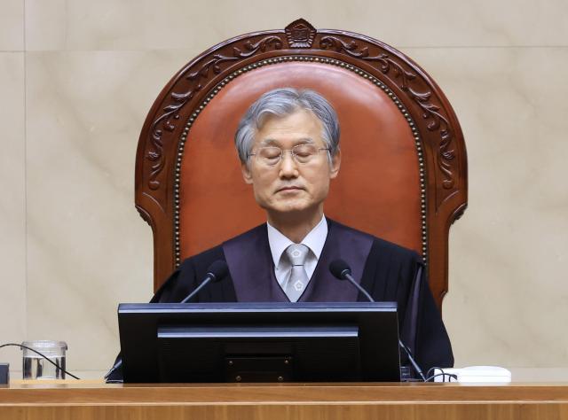 조희대 대법원장이 19일 서울 서초구 대법원에서 열린 전원합의체 선고에 참석해 잠시 눈을 감고 있다 사진연합뉴스
