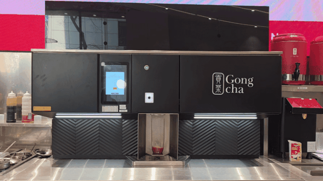 공차 선릉역점에 설치된 음료 자동제조 기기 슈퍼우 작동 모습 사진김현아 기자