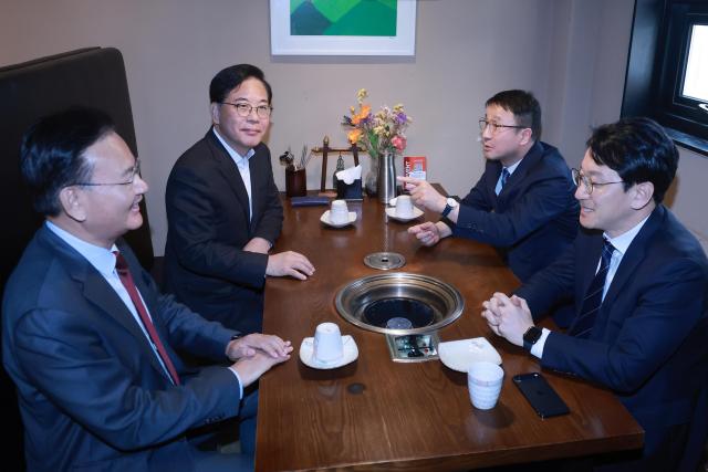 더불어민주당 한병도 원내대표오른쪽 두번째와 국민의힘 송언석 원내대표왼쪽 두번째가 지난달 30일 서울 영등포구청역 인근 식당에서 오찬 회동을 하고 있다 오른쪽은 더불어민주당 천준호 원내운영수석부대표 왼쪽은 국민의힘 유상범 원내운영수석부대표사진연합뉴스