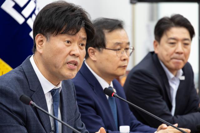 대장동 일당으로부터 금품을 받은 혐의로 법정 구속됐다가 지난해 보석으로 석방된 김용 전 민주연구원 부원장이 13일 국회에서 기자간담회를 열고 있다사진연합뉴스