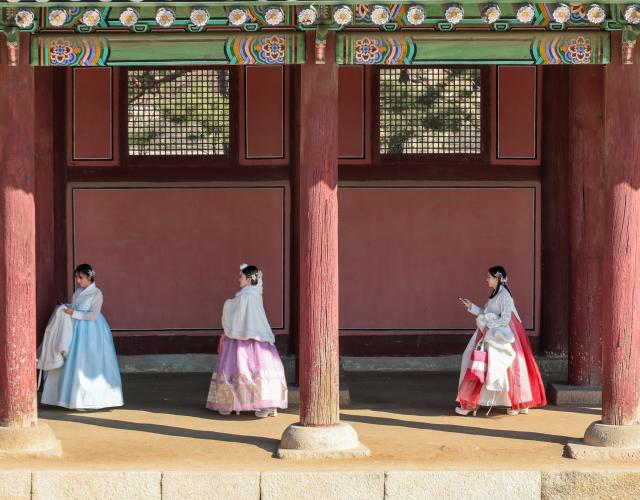 2026년 2월 10일 경복궁 일대에서 한복을 대여해 입은 관광객들 AJP 유나현