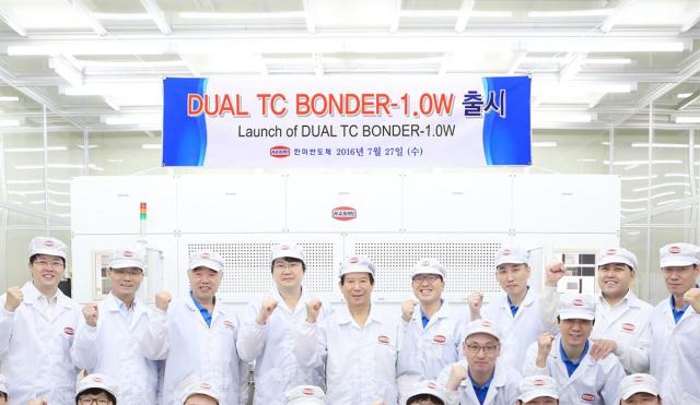 곽동신왼쪽 네 번째부터 한미반도체 회장과 故 곽노권 창업자회장가 2016년 7월27일 세계 최초로 개발한 듀얼 열압착TC 본더DUAL TC BONDER 출시를 기념해 주먹을 쥐고 촬영하고 있다 사진한미반도체