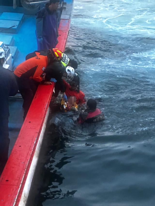 동해소방서가 13일 오전 5시 42분께 동해시 묵호항에서 발생한 해상 추락 사고 현장에 출동해 구조 활동을 펼친 결과 70대 남성을 안전하게 구조하고 있다 사진동해소방서