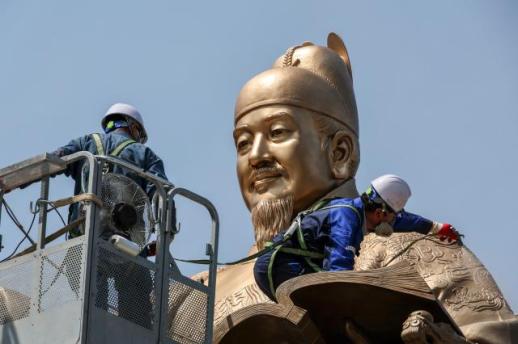 Seouls two landmark statues get spring wash
