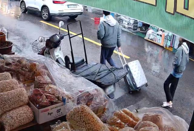 대구 북부경찰서는 1일 50대 여성의 시신을 캐리어에 담아 북구 칠성동 신천에 유기한 혐의로 20대 딸과 사위를 붙잡아 수사 중이다[사진=연합뉴스] 