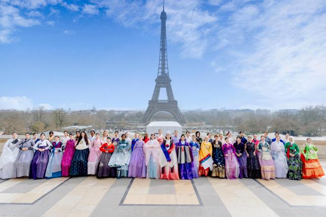 파리올림픽 한복패션쇼 사진한문화진흥협회 제공