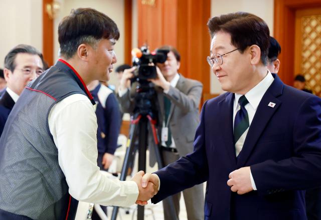 이재명 대통령과 양경수 민주노총 위원장
    서울연합뉴스 한상균 기자  이재명 대통령이 10일 청와대에서 열린 민주노총 초청간담회에서 양경수 위원장과 악수하고 있다 2026410 청와대통신사진기자단
    xyzynacokr2026-04-10 111215
저작권자 ⓒ ㈜연합뉴스 무단 전재 재배포 금지 AI 학습 및 활용 금지저작권자 ⓒ ㈜연합뉴스 무단 전재 재배포 금지 AI 학습 및 활용 금지