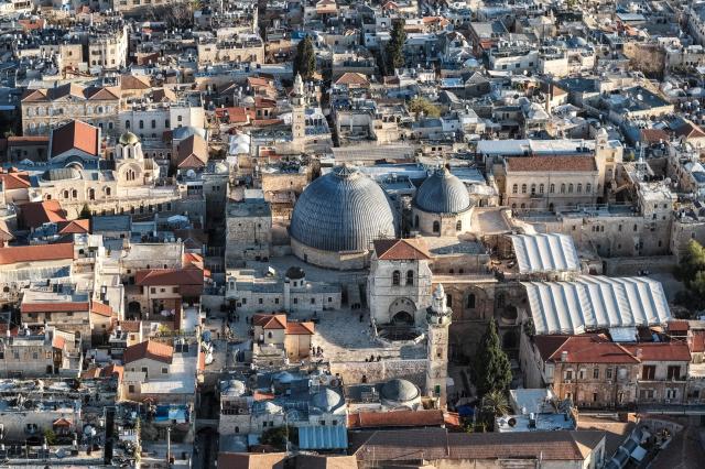 11일 예루살렘 구시가지에서 성주간을 맞아 정교회 신자들이 ‘성화聖火 의식’에 참석하는 가운데 드론이 촬영한 성묘교회 전경사진로이터