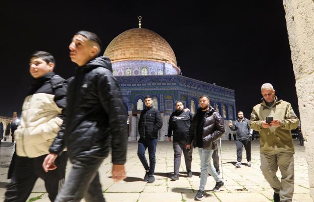 9일 예루살렘에서 무슬림 신자들이 알아크사 사원 단지유대인에게는 ‘템플 마운트’로 알려짐에서 새벽 기도를 드리기 위해 도착하며 돔 오브 더 록 앞을 지나고 있다 사진로이터