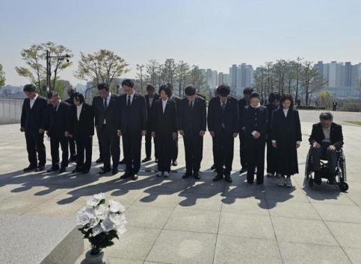 정명근 화성시장 후보, 첫 일정으로 현충탑 참배…말보다 실천으로 세계적 도시 만들겠다