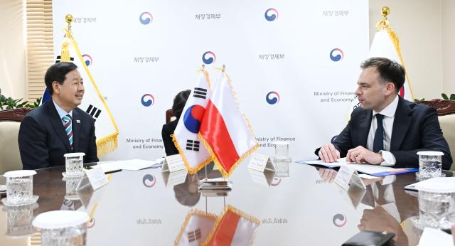 구윤철 부총리 겸 재정경제부 장관이 4월 13일 서울 종로구 정부서울청사에서 안제이 도만스키 폴란드 재무장관과 면담하고 있다 사진재정경제부