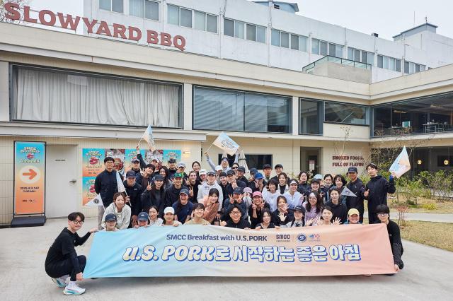 서울모니커피클럽SMCC 회원들이 미국육류수출협회가 개최한 ‘SMCC Breakfast with US Pork’ 행사에 참여한 뒤 기념촬영을 하고 있다 사진미국육류수출협회