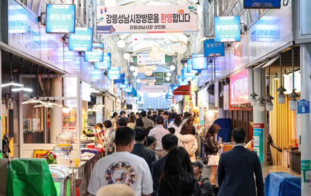 Gangneung Jungang Market is crowded in Gangneung Gangwon Province on April 8 2026 AJP Yoo Na-hyun 20260408