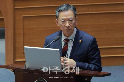 [포토] 대정부질문 답변하는 ​​​​​​​정성호 법무부 장관