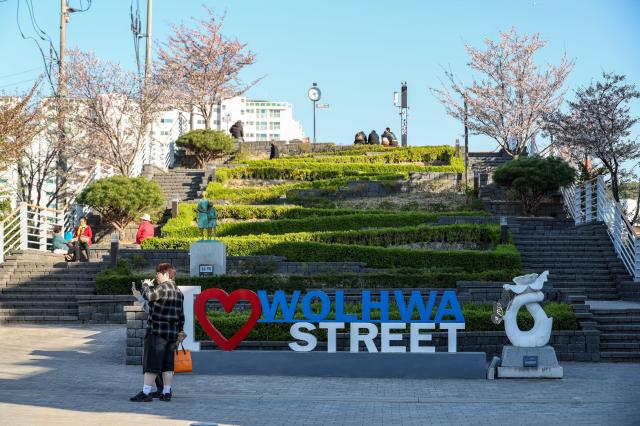 Citizens walk along Wolhwa Street in Gangneung Gangwon Province on April 8 2026 AJP Yoo Na-hyun 20260408