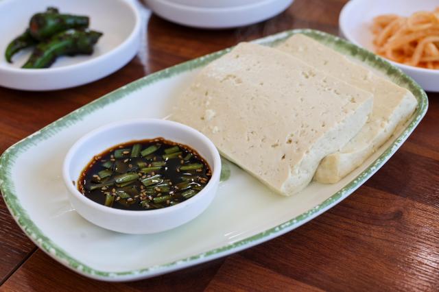 Blocks of “modubu” fresh tofu are served at a restaurant in Chodang Sundubu Village in Gangneung Gangwon Province on April 8 2026 AJP Yoo Na-hyun 20260408