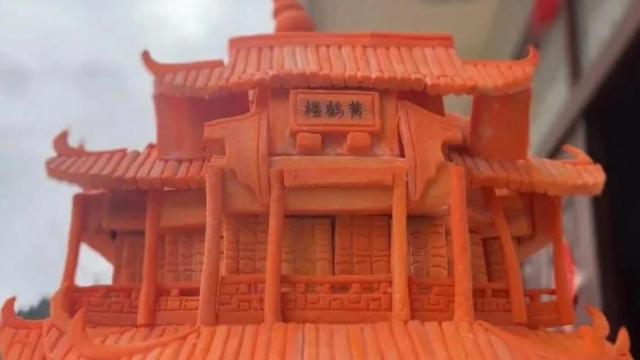 치아로 당근을 조각해 높이 70cm의 황학루 모양 음식 조형물을 만든 모습 사진웨이보