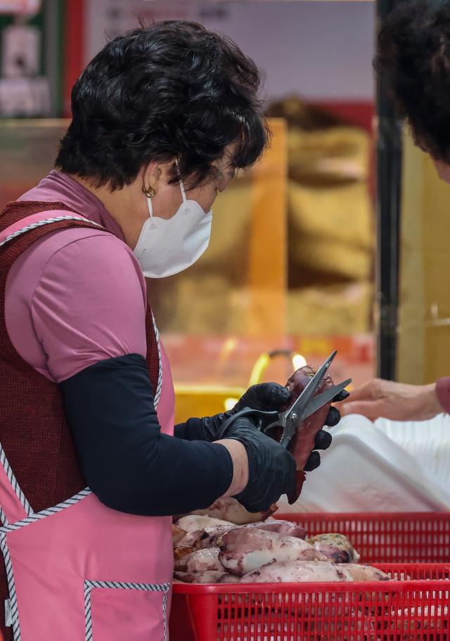 A vendor prepares ojingeo sundae stuffed squid at Gangneung Jungang Market in Gangneung Gangwon Province on April 8 2026 AJP Yoo Na-hyun 20260408