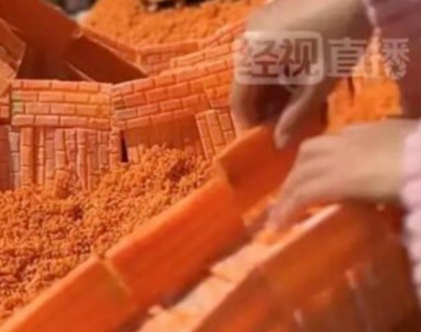 당근을 이용해 만리장성을 조각하는 첸친의 모습 사진웨이보