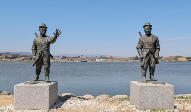 A sculpture depicting a scene from “Hong Gildong” stands at Gyeongpo Lake in Gangneung Gangwon Province on April 8 2026 AJP Yoo Na-hyun 20260408
