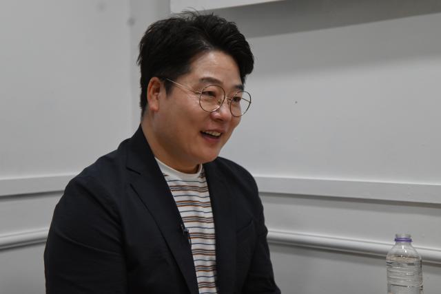 먹방 유튜브 맛상무가 지난 7일 아주경제 탐사보도팀과 만나 편의점 도시락에 대한 인터뷰를 진행하고 있다 사진박승호 기자