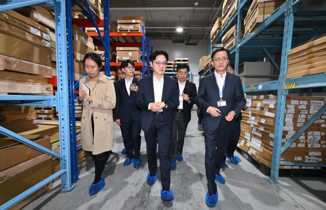  김정관 산업통상부 장관이 13일 경기도 안산에 위치한 반도체 패키징 소재PCB기판 생산 기업인 대덕전자를 방문 현장을 둘러보고 중동 전쟁으로 수급 우려가 있는 품목 생산 현장을 방문해 애로사항을 청취하고 정부 추진 현황을 공유했다 2026413 공동취재 