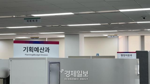 기획예산과와 행정지원과 부서명 팻말이 세워져 있다