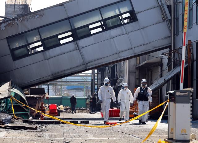 지난달 23일 대전 대덕구 소재 자동차 부품 제조업체인 안전공업 주식회사 화재 조사에 나선 조사당국 관계자들이 합동 감식을 진행하고 있다 사진연합뉴스