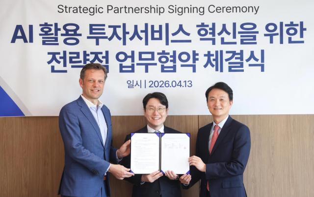 지난 13일 오후 서울 여의도 키움증권 본사에서 LG AI연구원-LSEG-키움증권이 금융 AI 에이전트 서비스 출시를 위한 3자 업무협약을 체결했다 사진 왼쪽부터 니콜라스 팔마뉴 LSEG 글로벌영업대표Nicolas Falmagne LSEG Global head of Sales 임우형 LG AI연구원장 엄주성 키움증권 대표 사진LG
