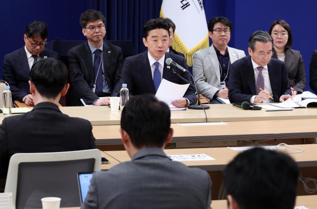  강훈식 비서실장과 김용범 정책실장이 7일 청와대에서 중동상황 관련 기자간담회를 하고 있다사진연합뉴스