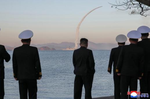 김정은, 구축함서 미사일 발사 또 참관 핵전쟁 억제력 강화