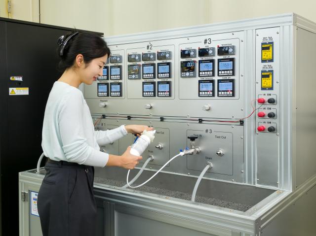 곽기문 삼성전자 생활가전DA사업부 청정연구센터 프로가 필터 정수 테스트 중이다 사진삼성전자