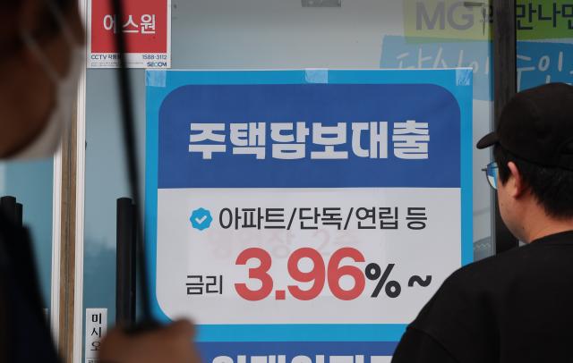 주택담보대출 고정금리 7 넘어
    서울연합뉴스 이진욱 기자  29일 금융권에 따르면 KB국민·신한·하나·우리·NH농협은행의 27일 기준 주택담보대출 혼합형고정 금리은행채 5년물 기준는 연 4410∼7010 수준으로 집계됐다 5대 은행 고정금리가 7를 웃돈 것은 지난 2022년 10월 이후 3년 5개월 만에 처음이다 사진은 이날 서울 한 금융기관 앞에 게시된 주택담보대출 광고 2026329