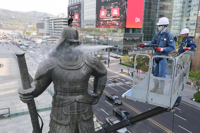 [포토] 이순신 장군 동상, 봄맞이 세척