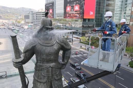 [포토] 이순신 장군 동상, 봄맞이 세척