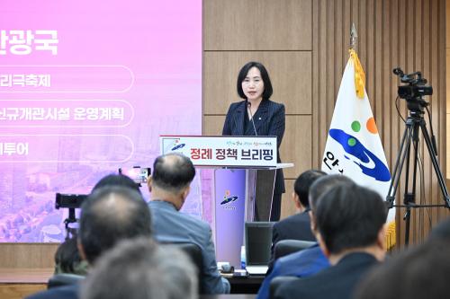 이선희 문화체육관광국장이 정책 브리핑을 하고 있다사진안산시